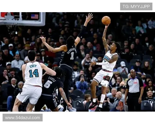 文班亚马半场表现不佳仅得8分5投1中引发球迷热议